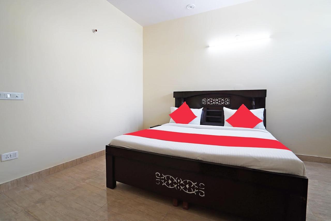 Oyo 46744 Hotel Yash Нью-Дели Экстерьер фото