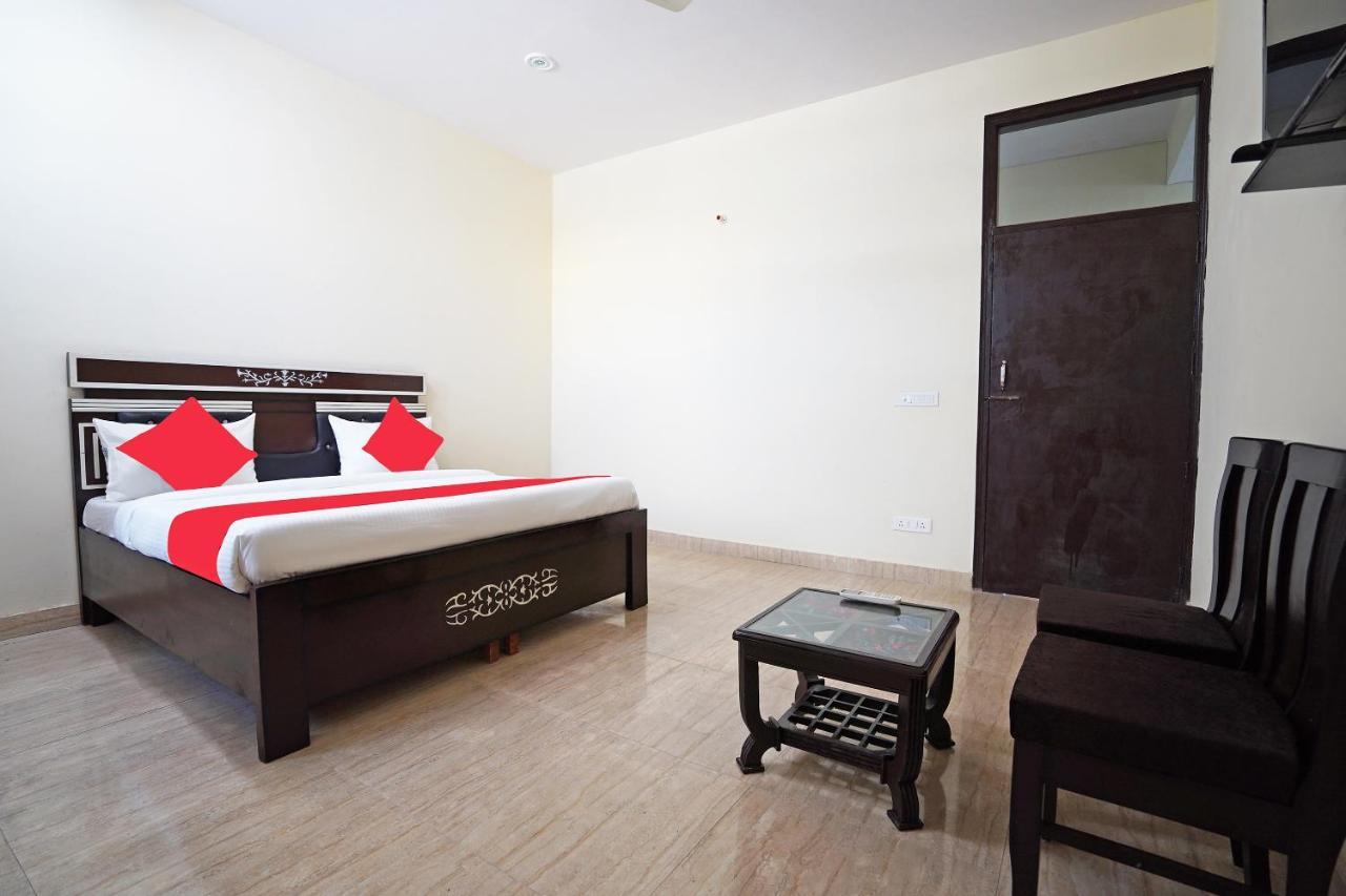 Oyo 46744 Hotel Yash Нью-Дели Экстерьер фото