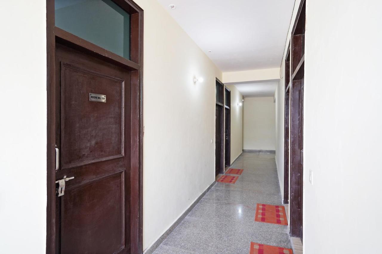 Oyo 46744 Hotel Yash Нью-Дели Экстерьер фото